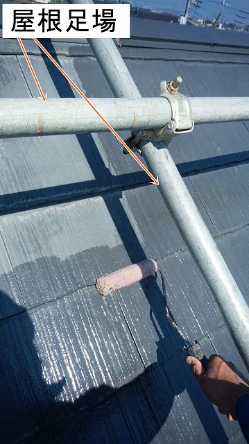 南アルプス市　屋根足場を利用して屋根下塗り